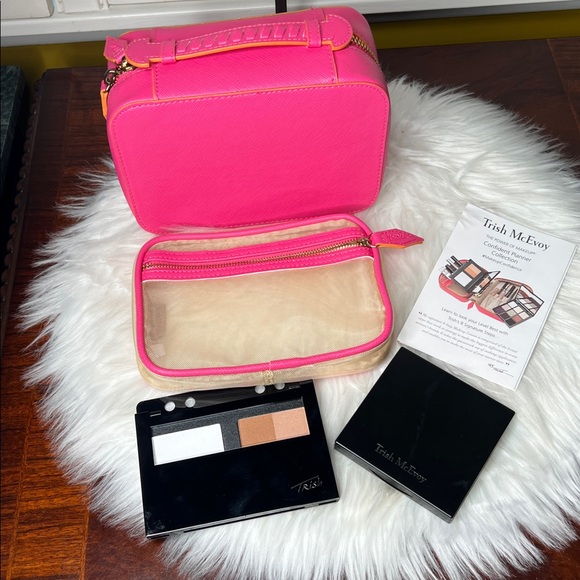 Trish McEvoy Pink Cosmetic Organizer with Eye Shadow Palette & Powder Foundation - Picture 3 of 17